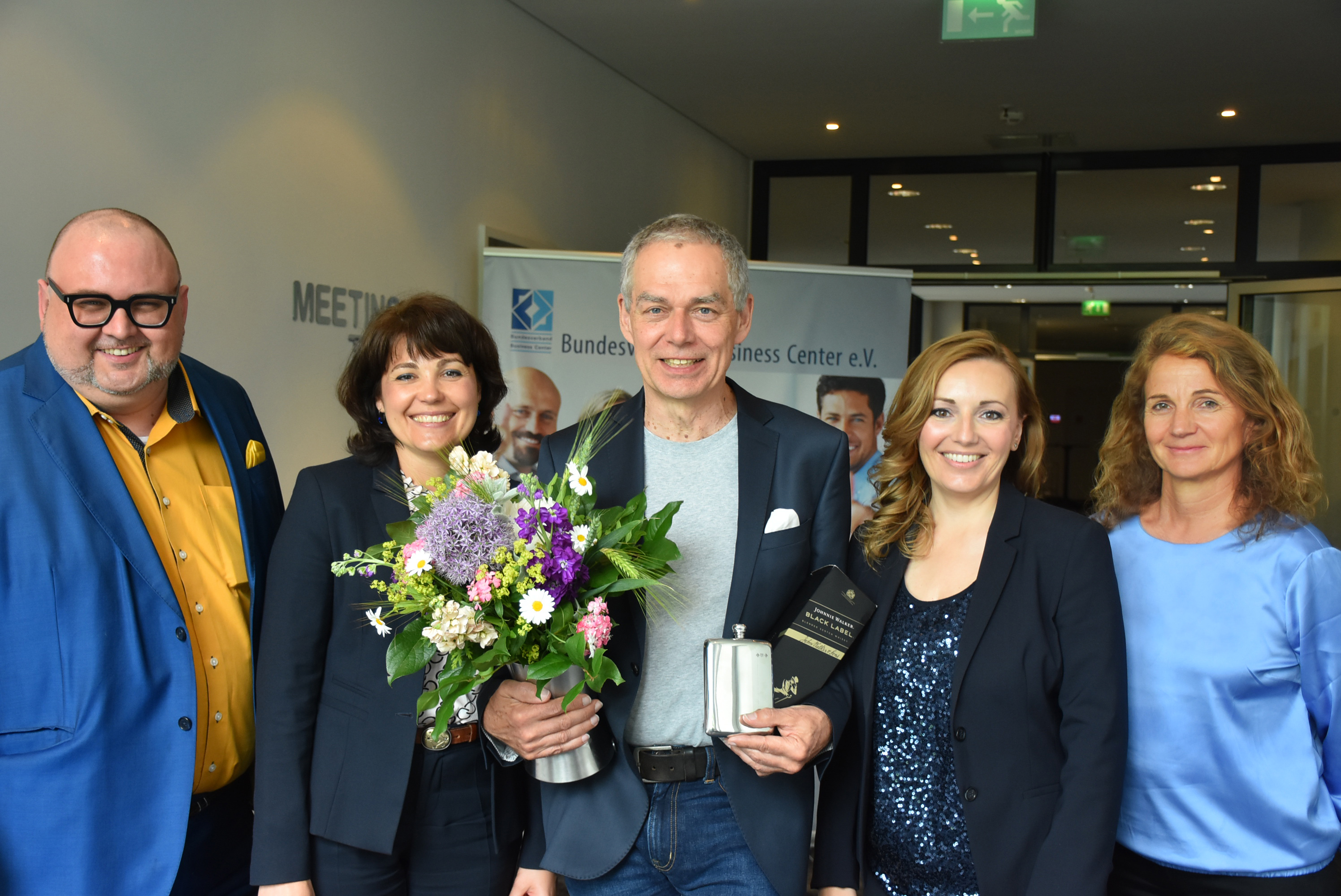 Der Vorstand des Bundesverbandes Business Center e.V. mit dem neuen Ehrenmitglied:
Lars Henckel, Helena Komnik, Tilo Maria Pfefferkorn, Katarina Hofer, Anja Becker (v.l.n.r.) Der Vorstand des Bundesverbandes Business Center e.V. mit dem neuen Ehrenmitglied:
Lars Henckel, Helena Komnik, Tilo Maria Pfefferkorn, Katarina Hofer, Anja Becker (v.l.n.r.)